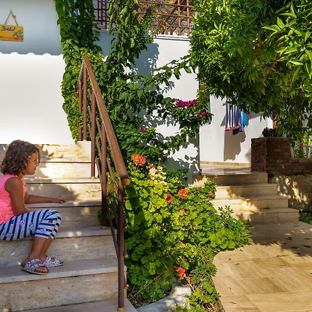 Hanim Pinar Butik סלימייה